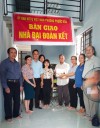 Lãnh đạo phường Phước Hoà thăm, tặng quà cho hộ ông Ngô Văn Thanh