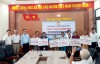 Lãnh đạo Uỷ ban MTTQ Việt Nam thành phố và đại diện nhà tài trợ Tập đoàn Bin Corporation Group trao kinh phí hỗ trợ cho người dân