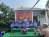 Ông Nguyễn Ba - UV BTV Thành uỷ, Chủ tịch Uỷ ban MTTQ Việt Nam thành phố trao tặng kinh phí hỗ trợ