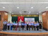 Trao bảng tượng trưng hỗ trợ phương tiện sản xuất cho bà con nghèo