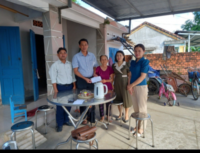 Phường Hoà Thuận, phường Phước Hoà tổ chức trao quà cho các trường hợp khó khăn