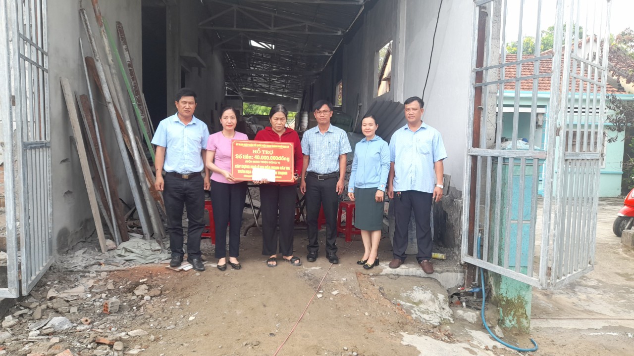 Trao kinh phí hỗ trợ xây nhà cho nạn nhân bị hỏa hoạn tại phường Tân Thạnh.