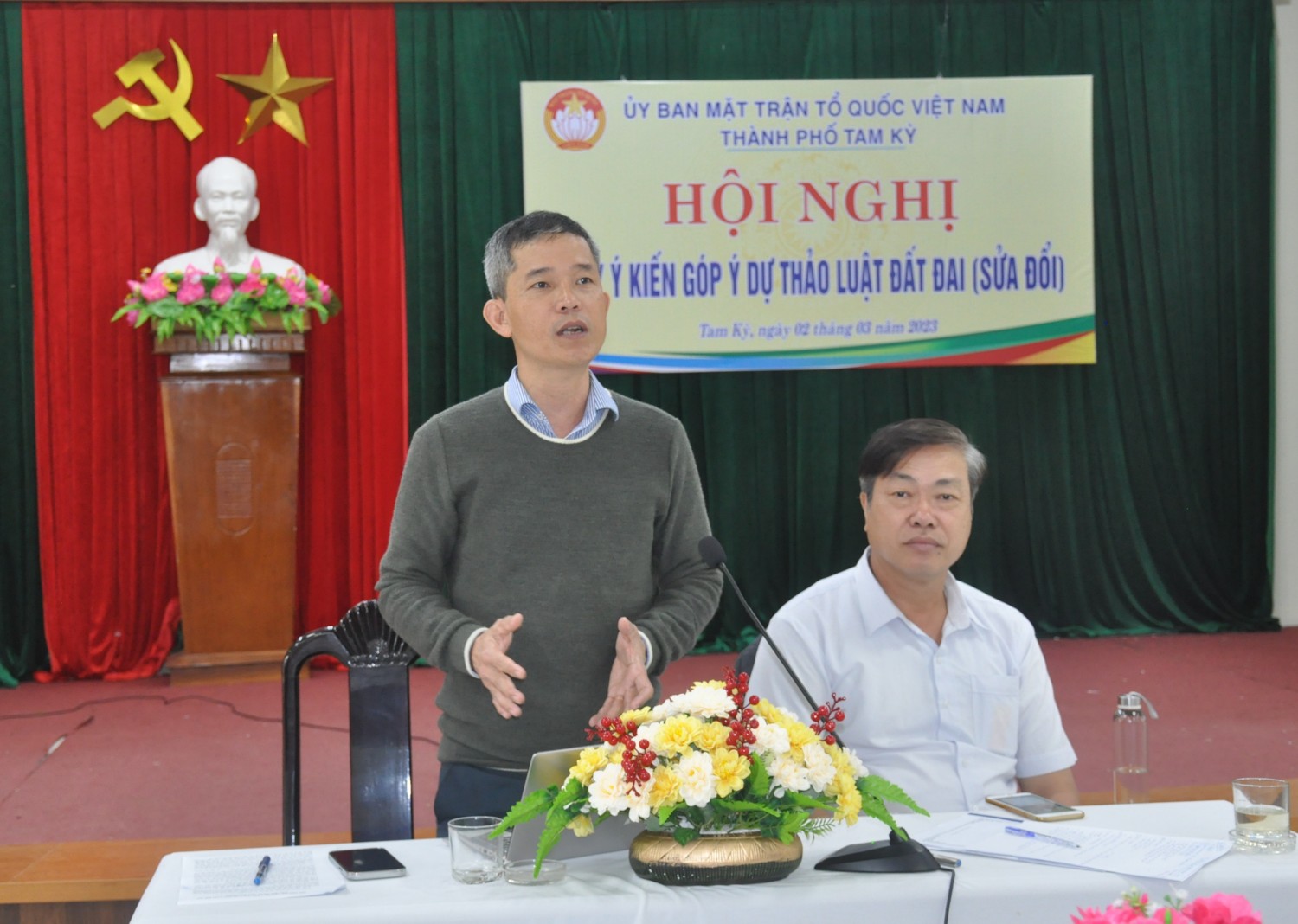 Ông Nguyễn Ba - UV BTV Thành uỷ, Chủ tịch Uỷ ban MTTQ Việt Nam thành phố gợi ý các nội dung tại Hội nghị
