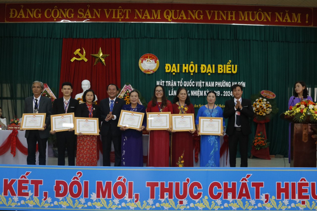Bà Bùi Thị Nhân được khen thưởng tại Đại hội Uỷ ban MTTQ Việt Nam phường An Sơn