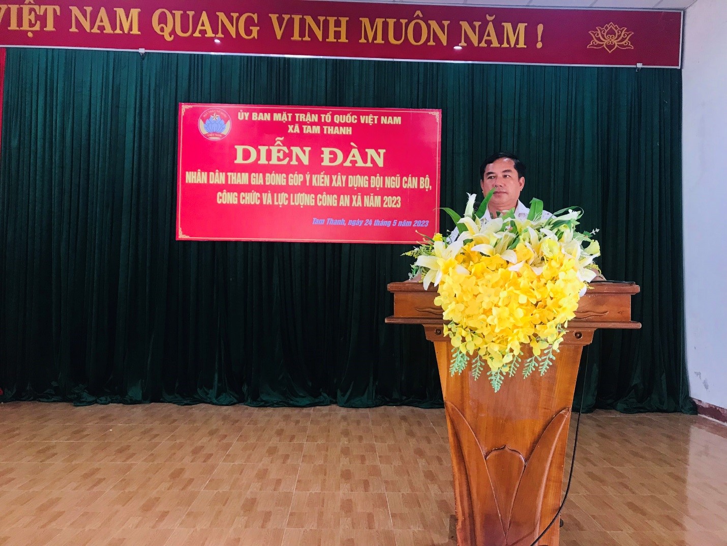 Ông Nguyễn Hồng Lực - Chủ tịch Uỷ ban MTTQ Việt Nam xã, chủ trì buổi đối thoại