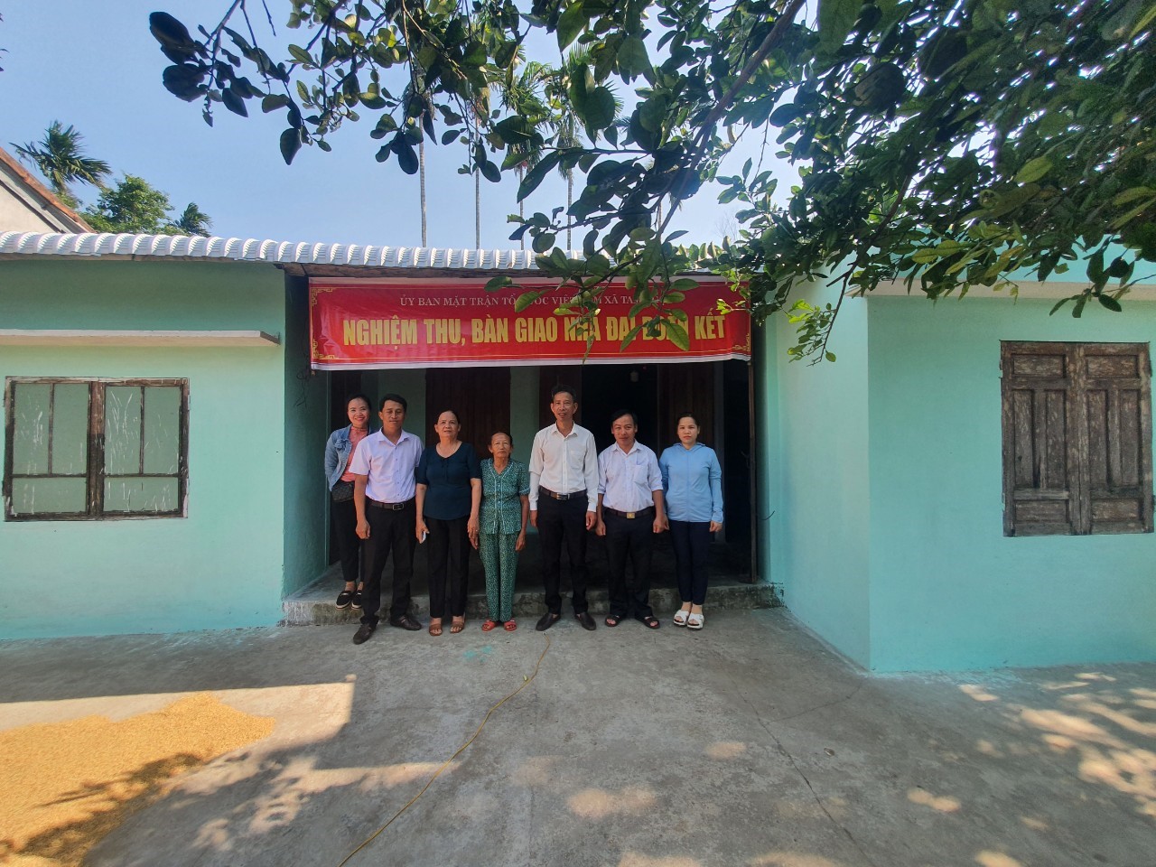 bàn giao nhà sửa chữa cho hộ bà Trịnh Thị Sương, là hộ cận nghèo của thôn Đồng Phú
