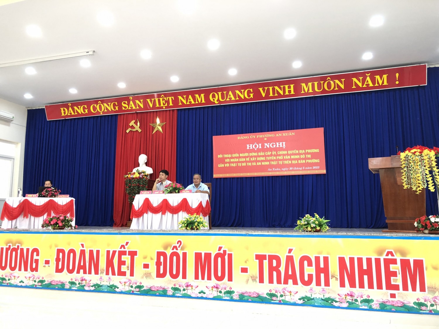 Đồng chí Trần Thông- Bí thư Đảng ủy phường và đồng chí Đỗ Xuân Thọ - PCT UBND phường chủ trì Hội nghị.