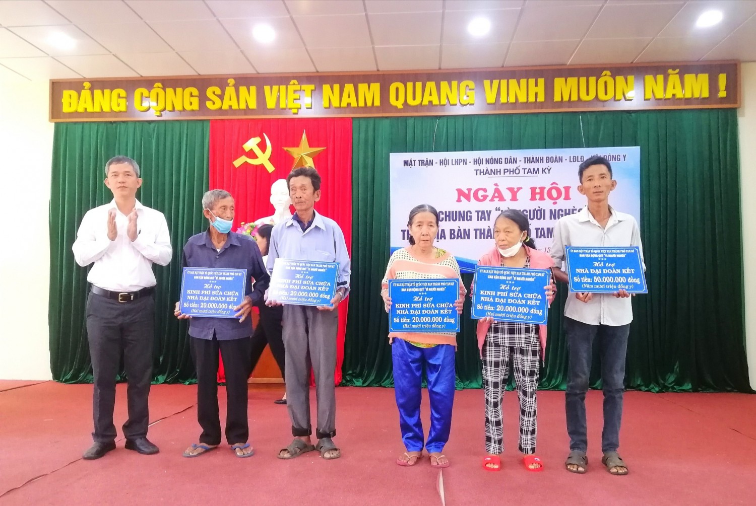 Ông Nguyễn Ba - UV BTV Thành uỷ, Chủ tịch Uỷ ban MTTQ Việt Nam thành phố trao bảng tượng trưng tại Ngày hội