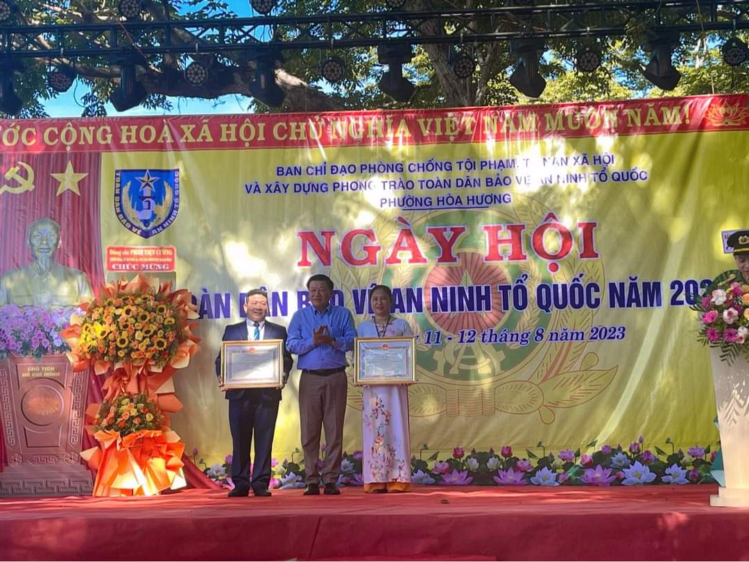 Ông Lê Thái Bình – Phó Chủ tịch Uỷ ban MTTQ Việt Nam tỉnh Quảng Nam khen thưởng tại ngày hội