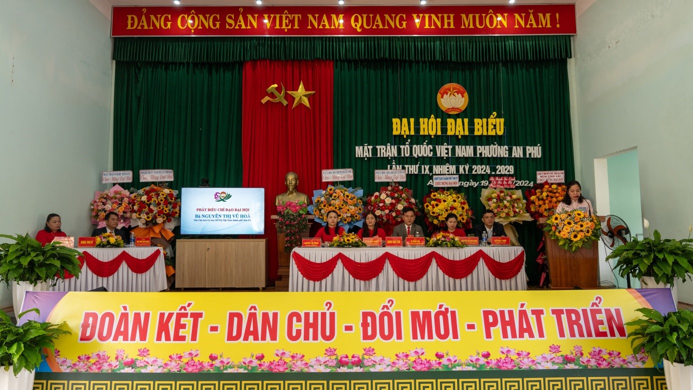 Bà Nguyễn Thị Vũ Hoà, Phó Chủ tịch Thường trực Ủy ban MTTQ Việt Nam thành phố phát biểu chỉ đạo Đại hội