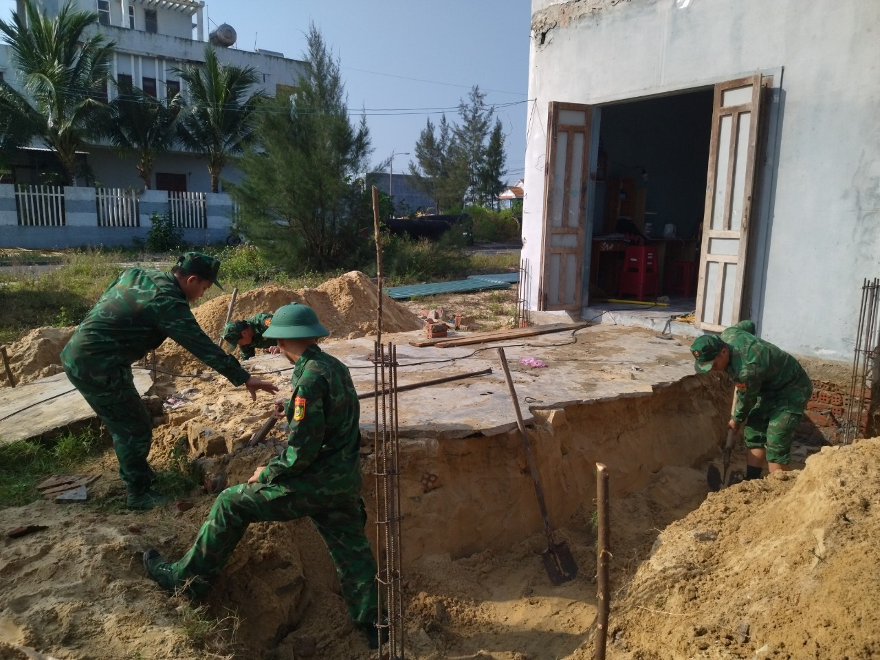 Ủy ban MTTQ Việt Nam xã đã phối hợp với lực lượng sĩ quan, quân nhân Đồn Biên phòng Tam Thanh hỗ trợ người dân tháo gỡ nhà cửa