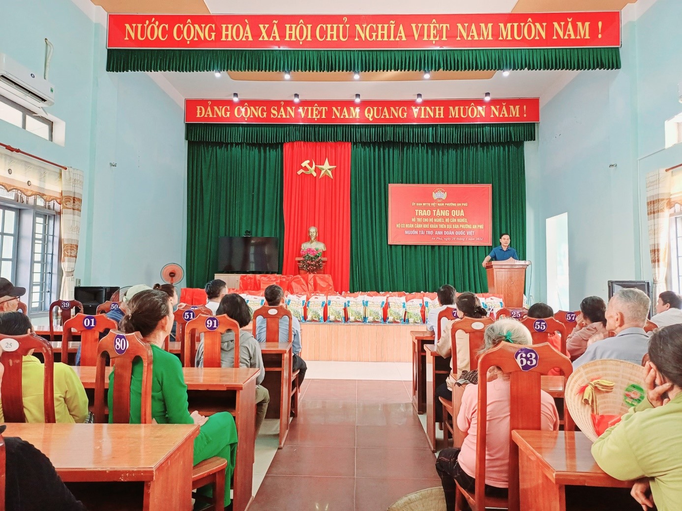 Quang cảnh buổi trao, tặng quà cho hộ nghèo, hộ cận nghèo, hộ có hoàn cảnh khó khăn trên địa bàn phường An Phú