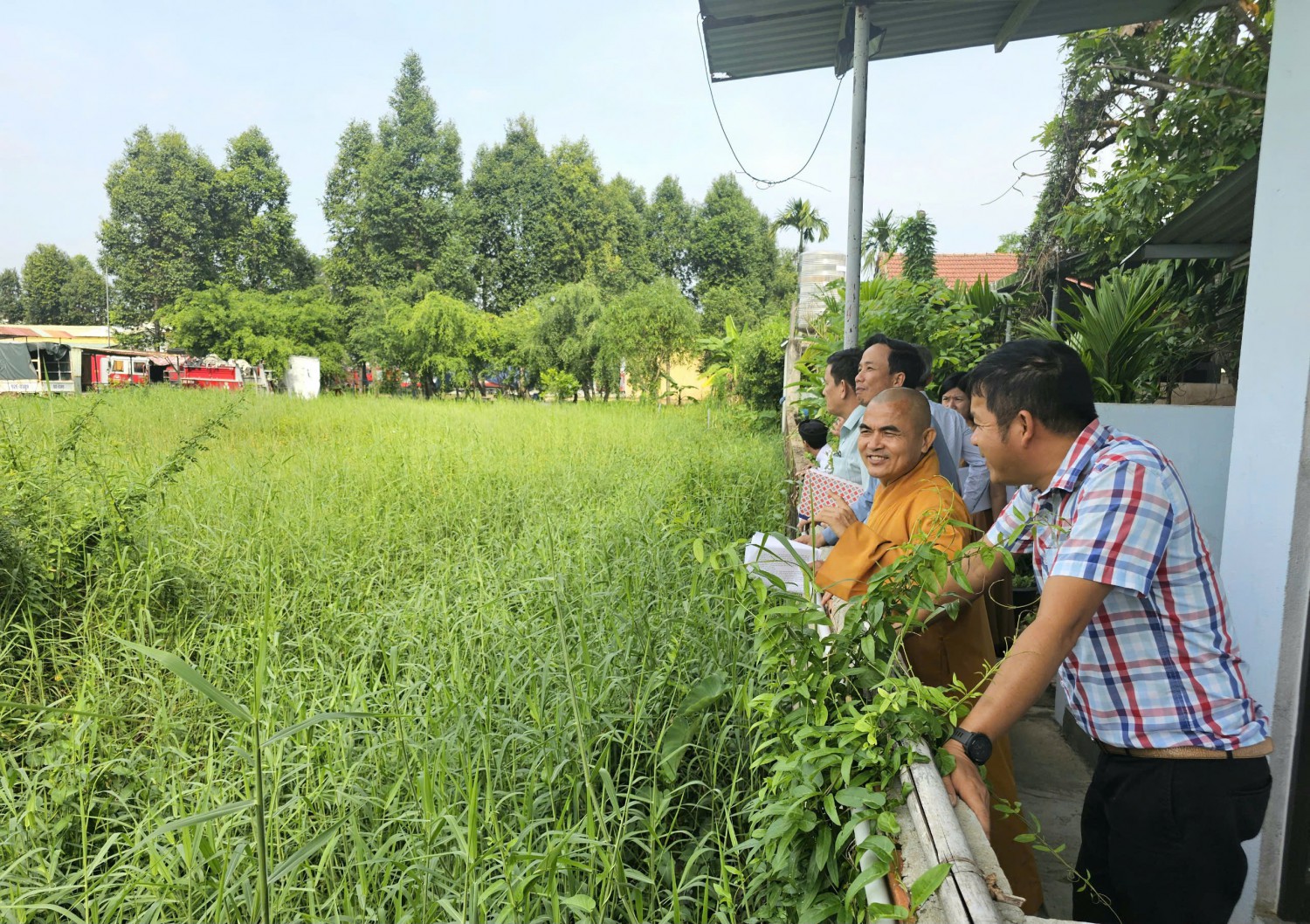 Đoàn khảo sát thực tế tại phía sau khuôn viên chùa Đạo Nguyên