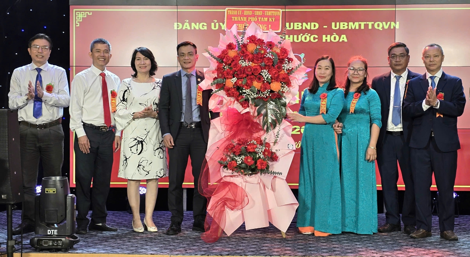 Lãnh đạo thành phố tặng hoa chúc mừng phường Phước Hòa