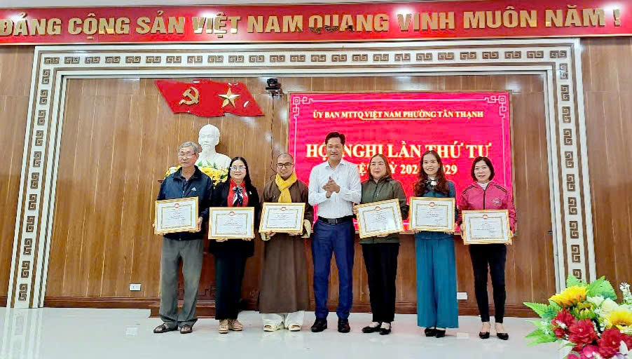 Khen thưởng các tập thể, cá nhân có thành tích trong công tác Mặt trận trong năm 2024