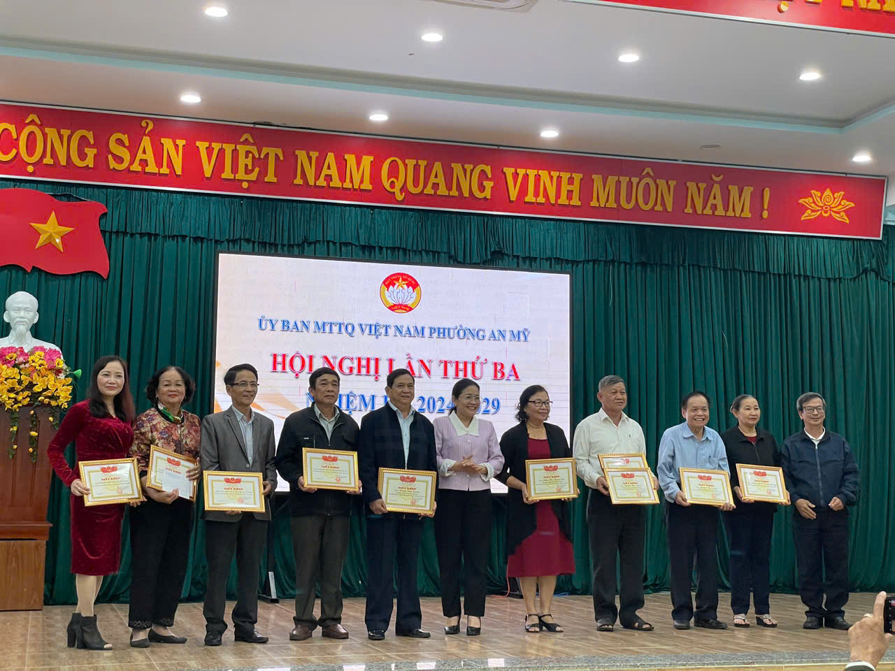 Khen thưởng các tập thể, cá nhân đã có thành tích xuất sắc trong công tác Mặt trận năm 2024