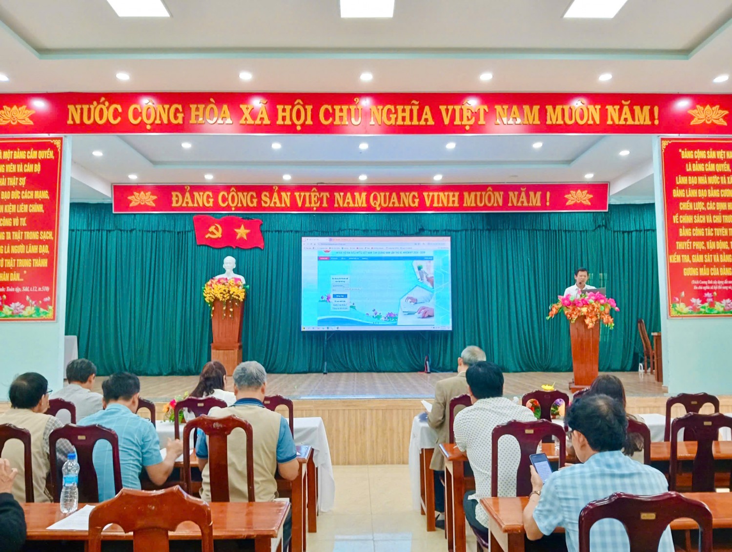 Quang cảnh buổi triển khai, hướng dẫn thí sinh tham gia cuộc