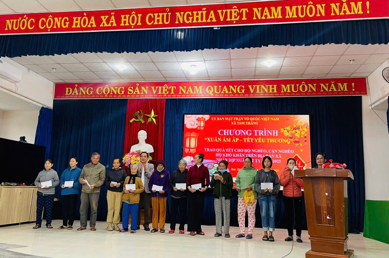 Lãnh đạo địa phương trao quà cho các hộ dân