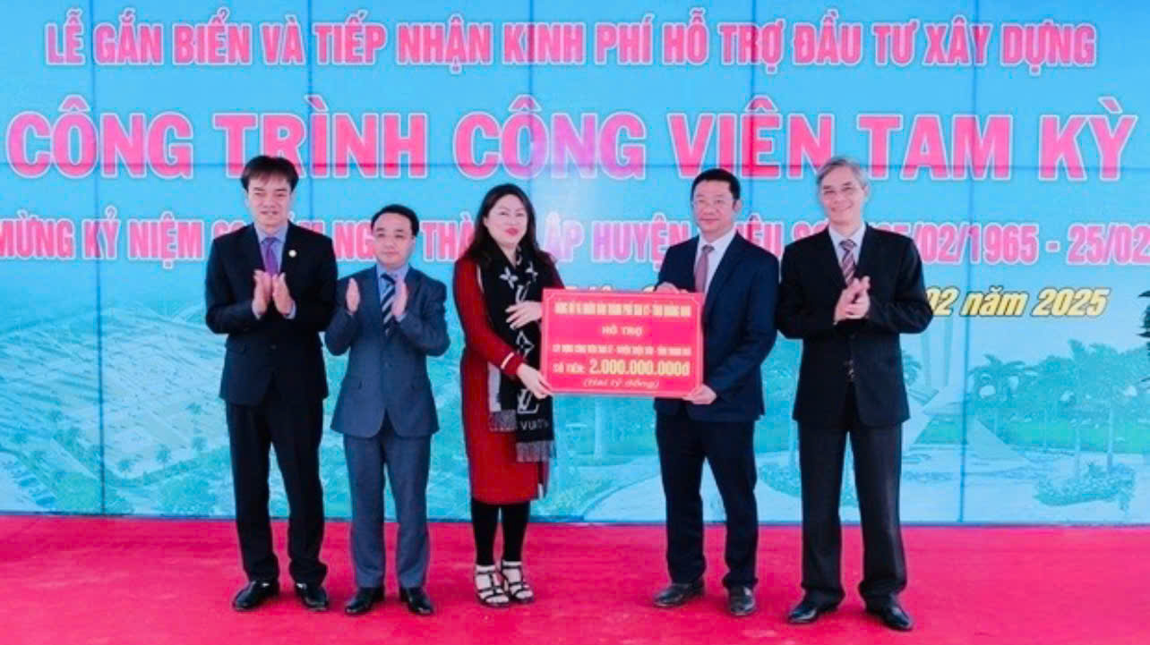 Các đại biểu thực hiện nghi thức gắn biển công trình Công viên Tam Kỳ, thị trấn Triệu Sơn.