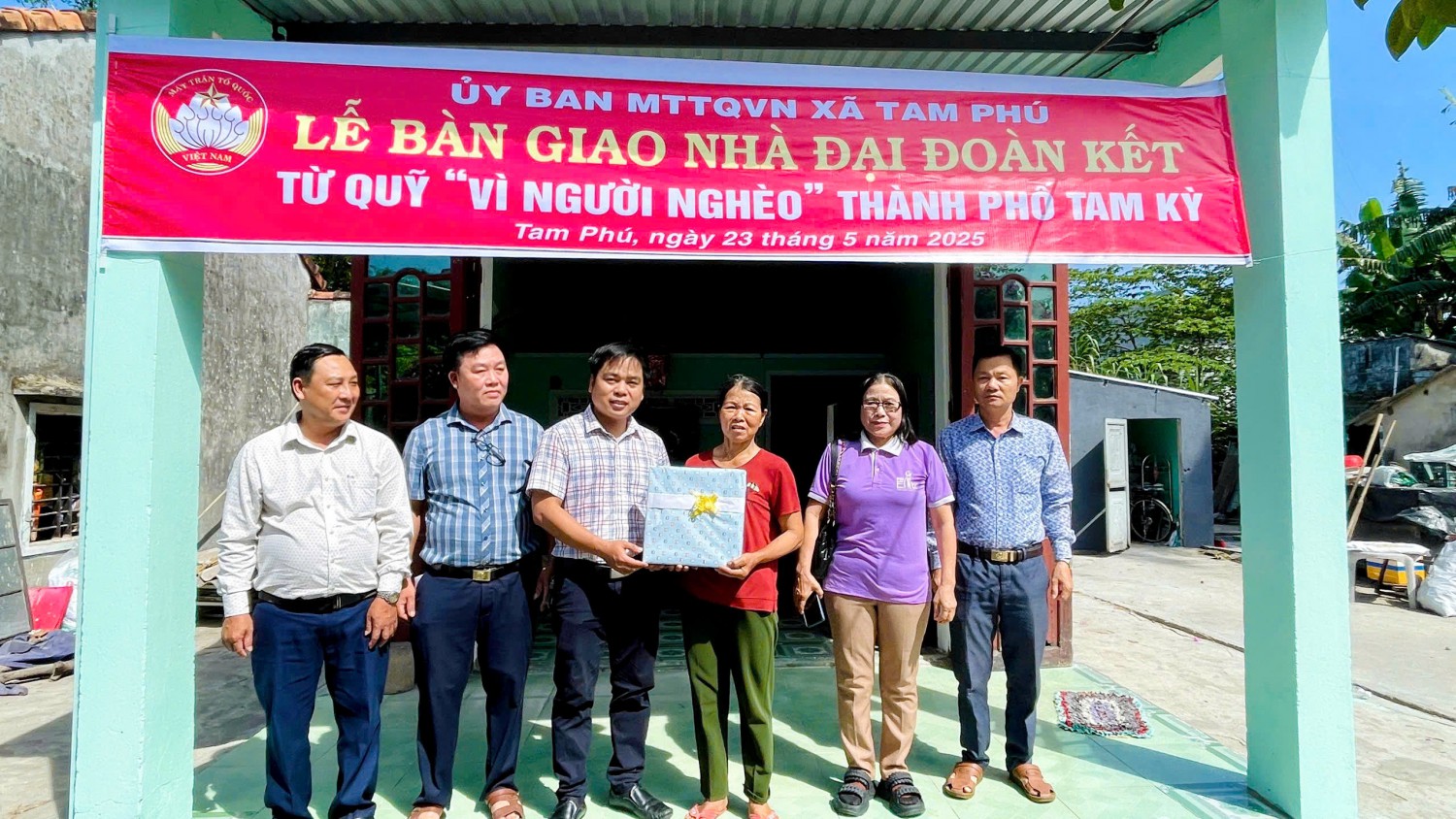 Bàn giao nhà Đại đoàn kết