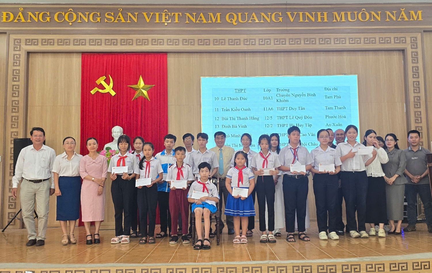 Trao học bổng cho học sinh